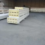 ألواح ساندوتش بانل مكدسة داخل مستودع